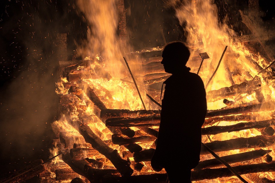 Даҳшат! Эркак холаси ва жиянини ўлдириб, жасадларни ёқиб юборди