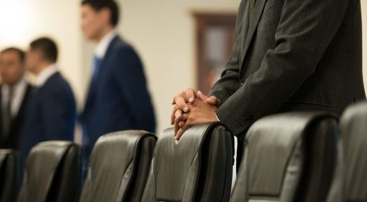 Президент мансабдор шахсларни карлик ва ёпиқликда айблади