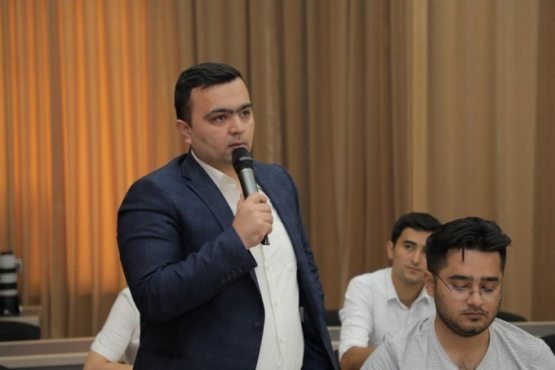 Депутатликка номзод блогер Нозим Сафарининг қўлини тишлаб олишди