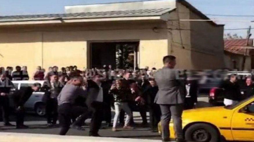 Самарқандда автомобиль йўлини тўсиб, рақсга тушган куёвжўраларга чора кўрилдими?