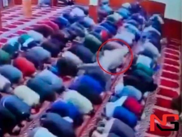 Имом бомдод намози вақтида пичоқлаб кетилди (видео)