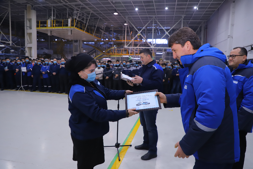 2020 йилдаги марраларга эришилгани учун "UzAuto Motors" ўз ишчиларини тақдирлади (рус)
