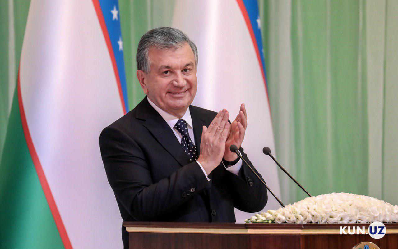 Президент коронавирусга қарши курашаётган бир гуруҳ шифокорларни мукофотлади