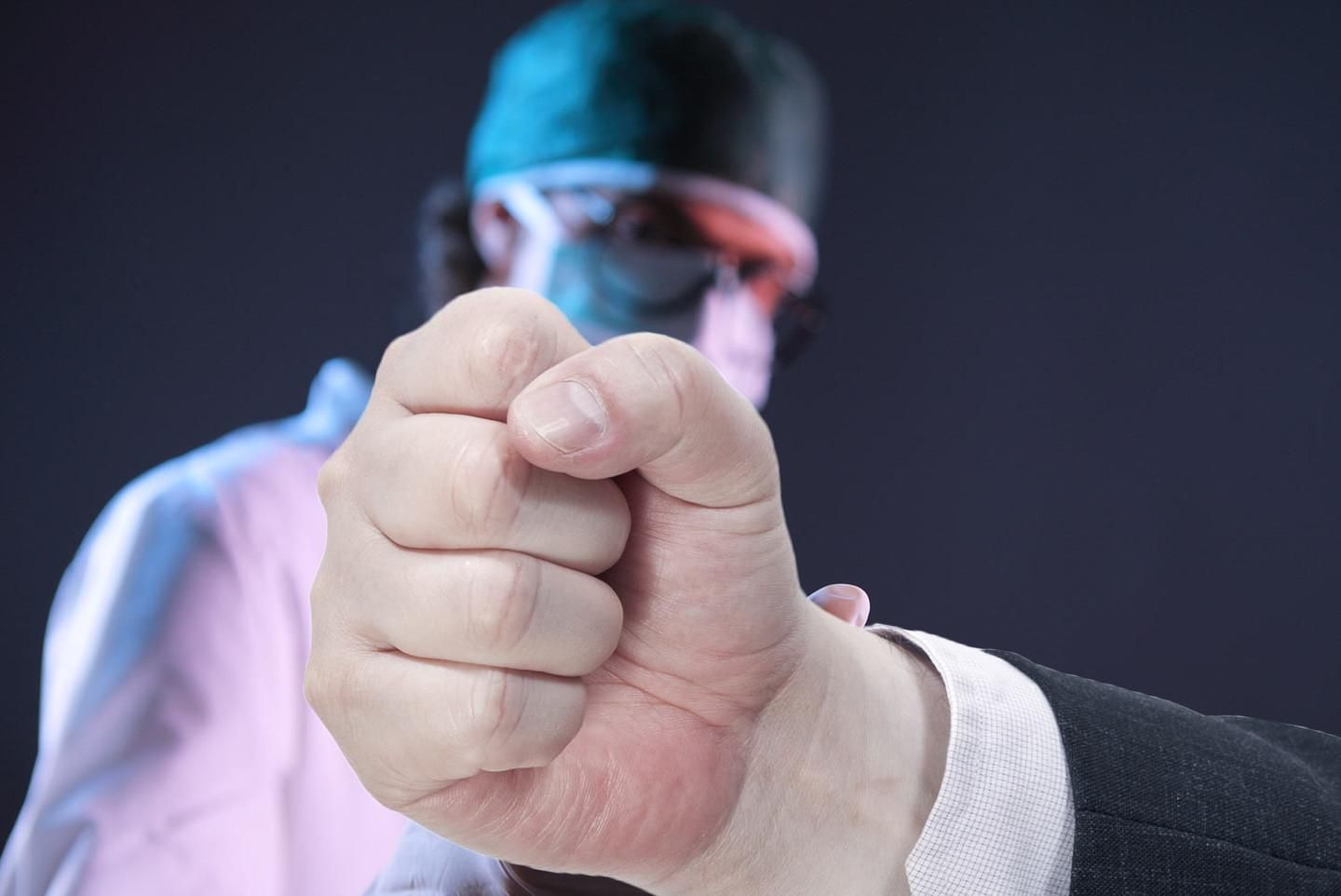 Фарғонада тез тиббий ёрдам ходимлари калтакланди