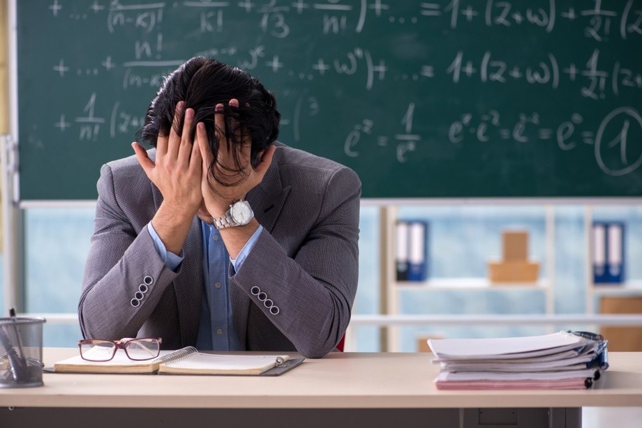 Ўқитувчи очиқ дарс ўтиш ўрнига бомба ҳақида ёлғон хабар тарқатди