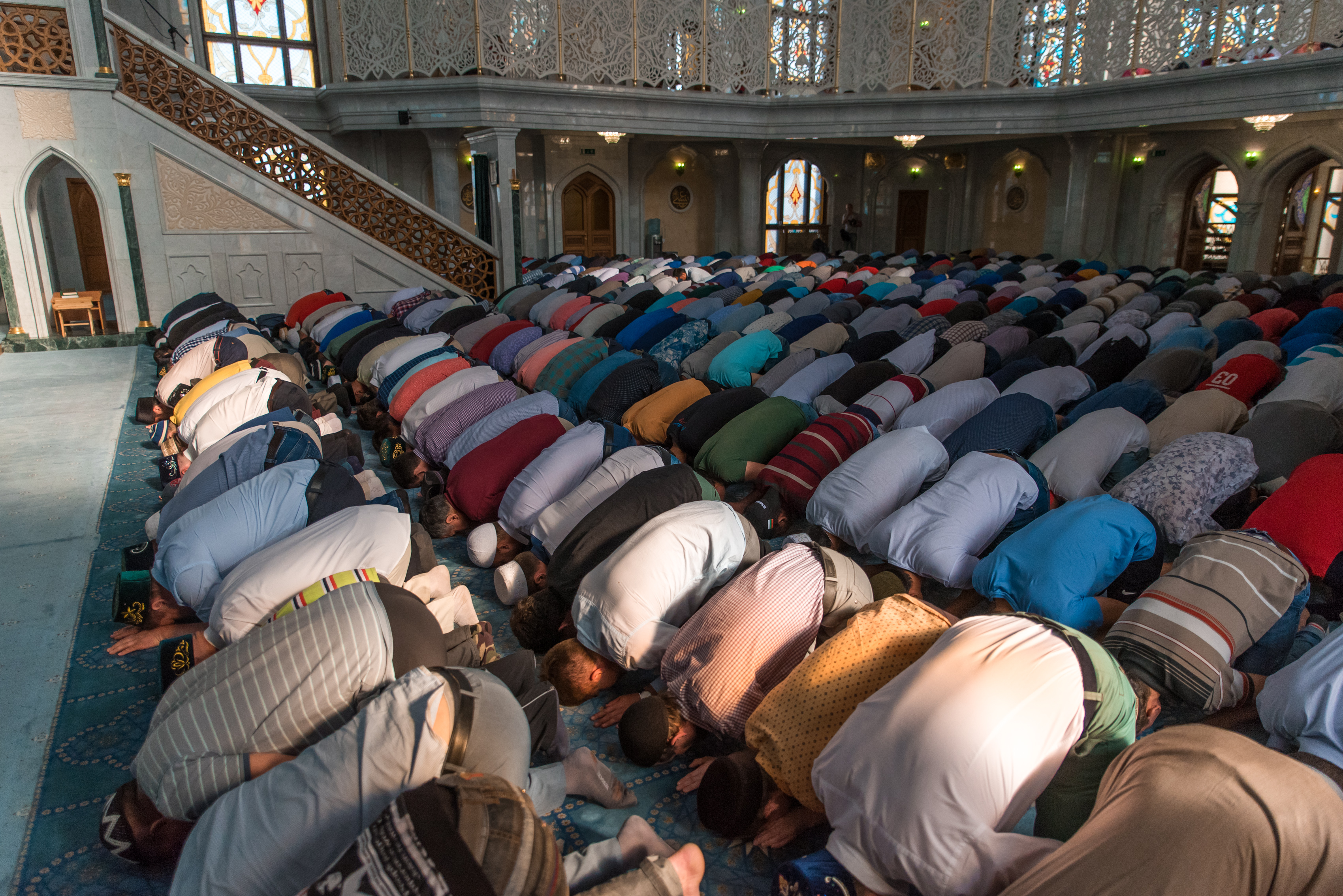Ночная молитва мусульман. Мусульмане в мечети. Намаз в мечети. Мусульманин молится. Люди в мечети.