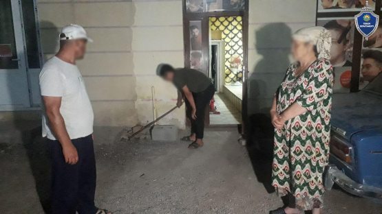 Наманганлик йигит онасини қўрқитган эркакка арматура билан ташланди