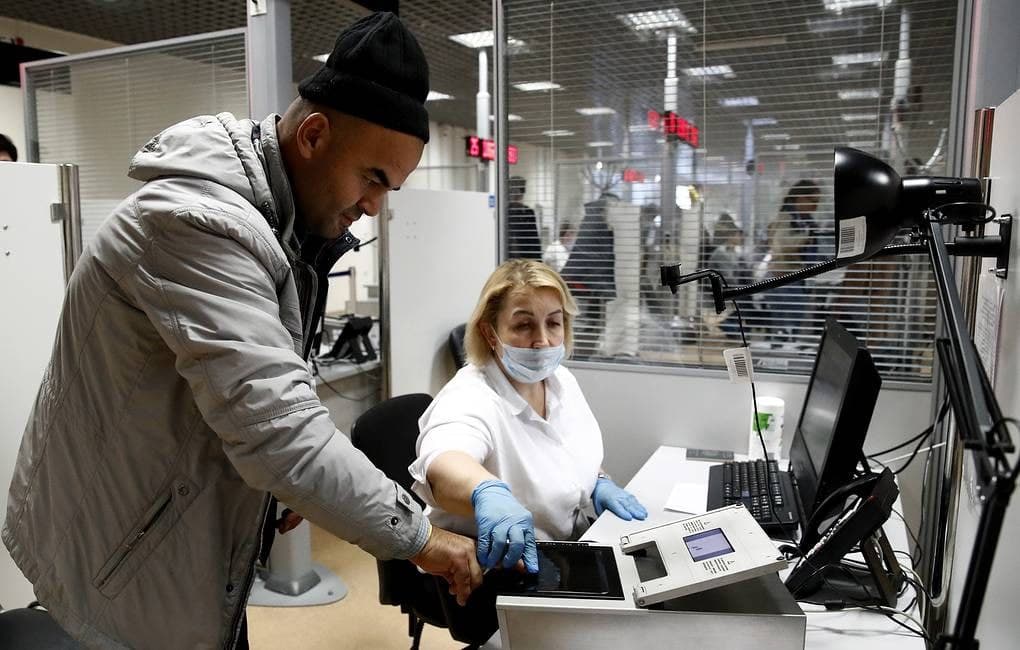 Янги буйруқ: мигрантларнинг РФда бўлиш муддатини қисқартирувчи ҳолатлар тасдиқланди