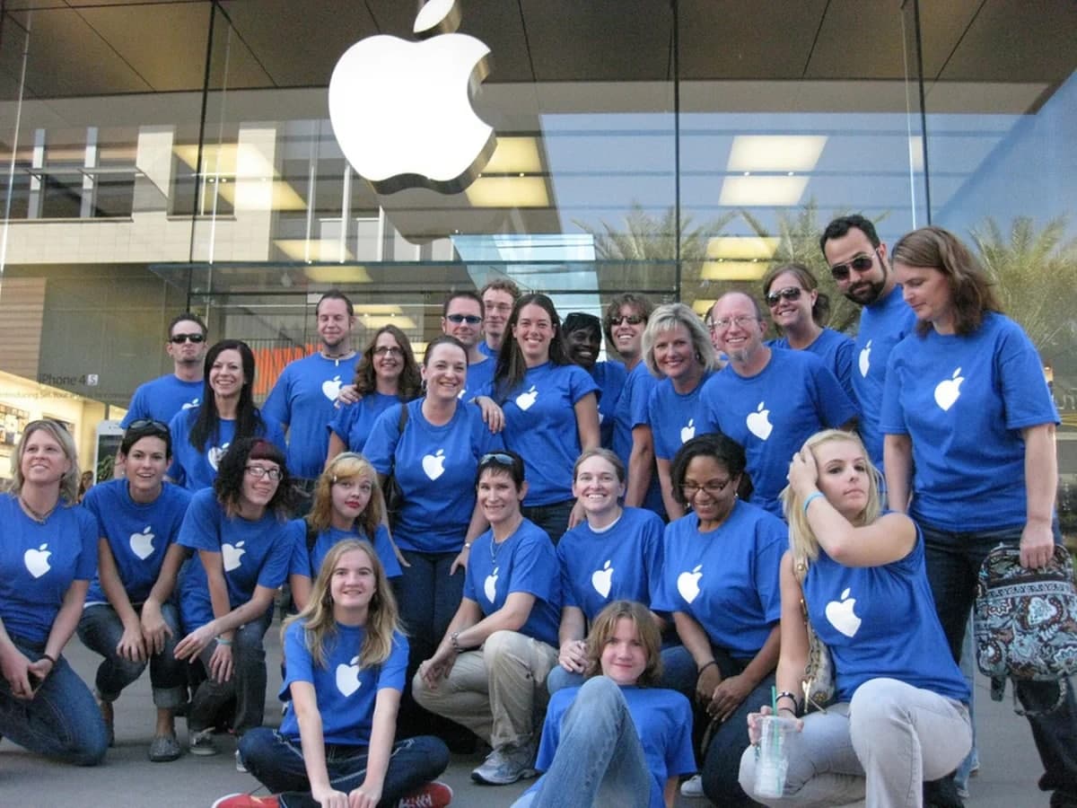 Работает эпл. Сотрудники Apple. Сотрудники компании Эппл. Сотрудники Apple Store. Персонал Apple компания.