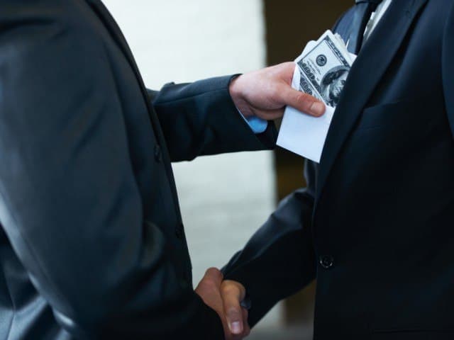 Чиноз ҳокимининг биринчи “зам”и $40 минг пора билан ушланди