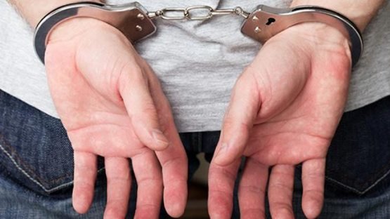 Фарғонада мактабга рўмол ўраб келган қизнинг тарафини олган эркак 10 суткага қамалгани айтилмоқда