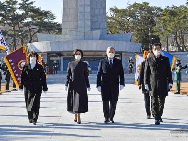 Мирзиёев ва рафиқаси Сеулдаги миллий қабристонга борди