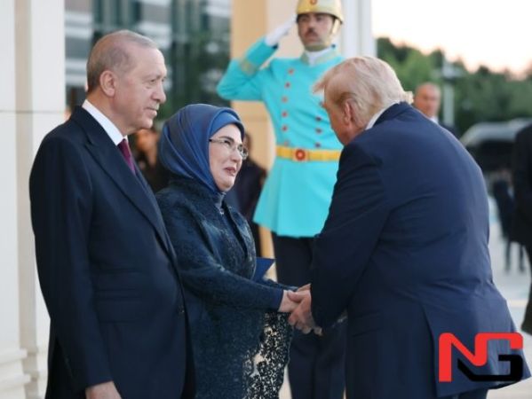 Бошидаги рўмоли учун дастурхондан четлатилган Эмина Эрдўған