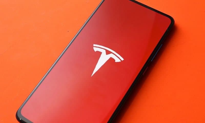 “Tesla” компанияси ишлаб чиқарадиган смартфоннинг суратлари пайдо бўлди