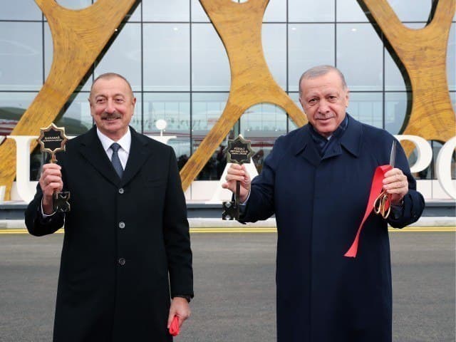 Алиев ва Эрдўған арманлардан озод қилинган Фузулида янги халқаро аэропортни очиб берди