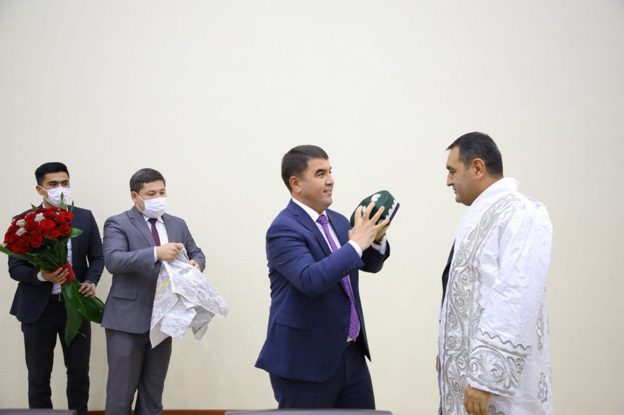 Наманганнинг янги ҳокими эскисини тўн кийдириб жўнатди (фото)
