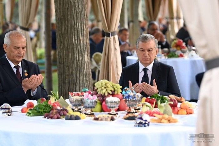 Шавкат Мирзиёев Шаҳидлар хотираси хиёбонида: Уларнинг айби - буюк бўлгани