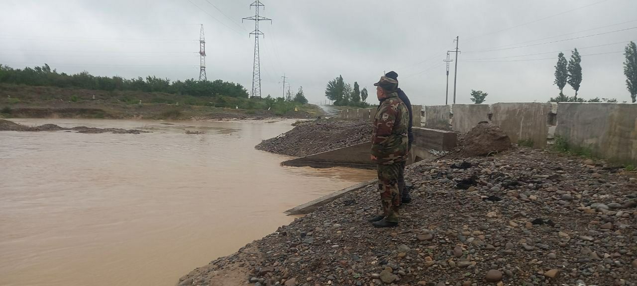 Наманганда кучли ёмғир кўприкни қисман емириб юборди