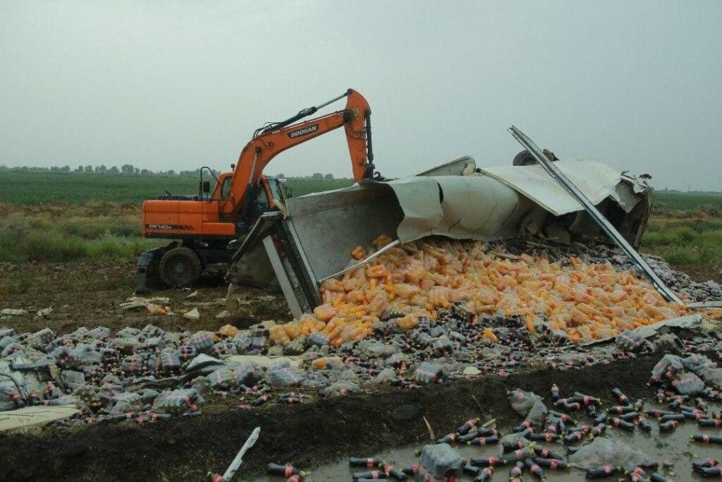 “Coca-Cola” ва “Fanta” ичимликларини олиб кетаётган юк машинаси ағдарилиб кетди