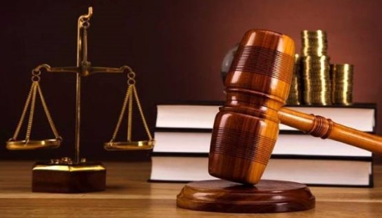 Андижонда онасини деб отасини обдаста билан уриб ўлдирган йигит 10 йилга қамалди