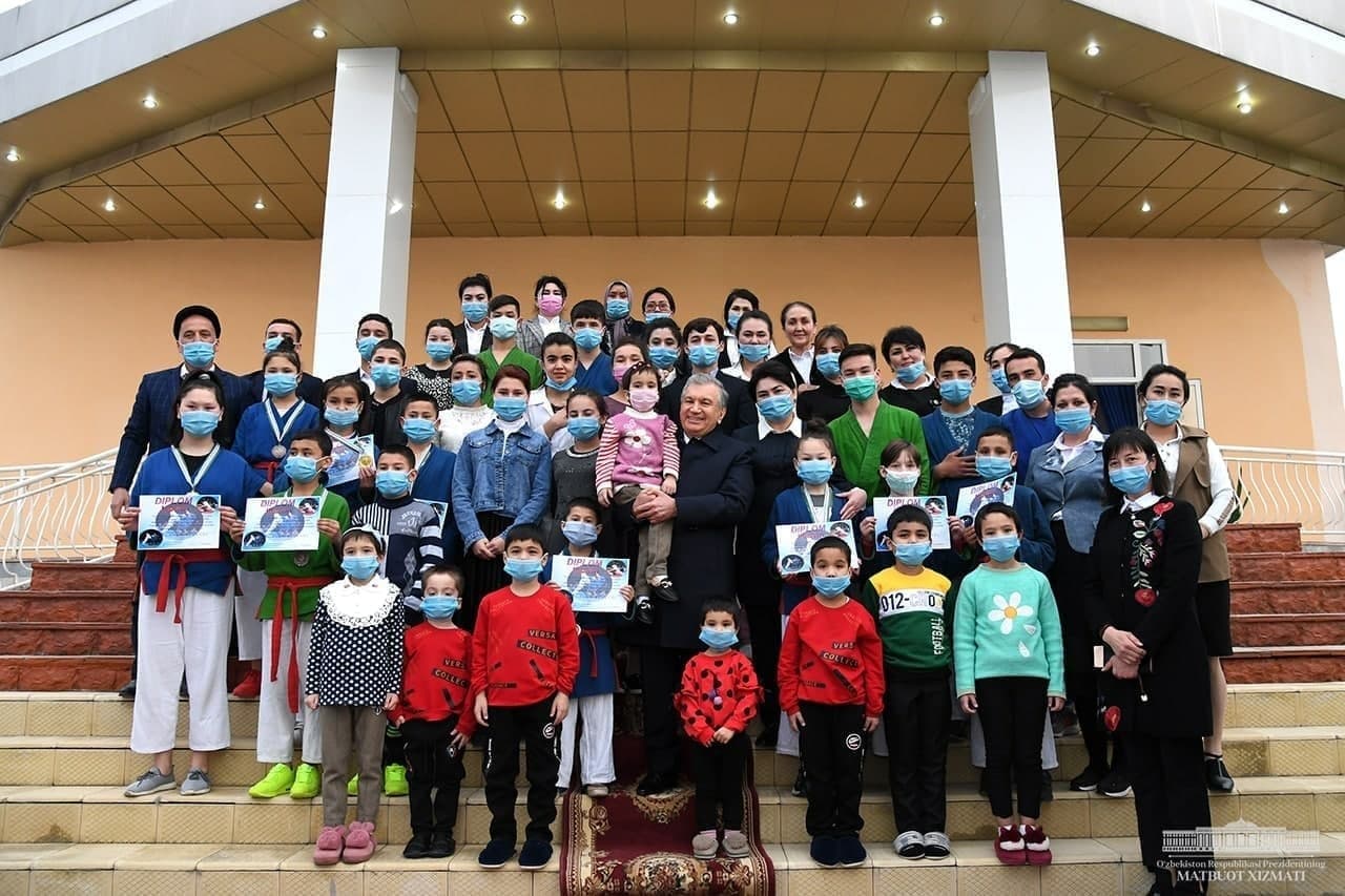 Президент Намангандаги Меҳрибонлик уйига ташрифи чоғида кўтариб бағрига босган қизалоқ оиласига қайтди (видео)