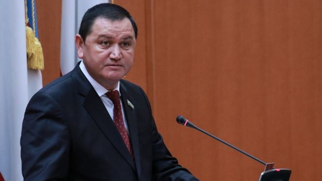 Farg‘ona viloyati hokimi soqol, ro‘mol va ish joylarida namozga qarshi chiqib, bunga bo‘ysunmaganlarni qamash bilan tahdid qildi (audio)