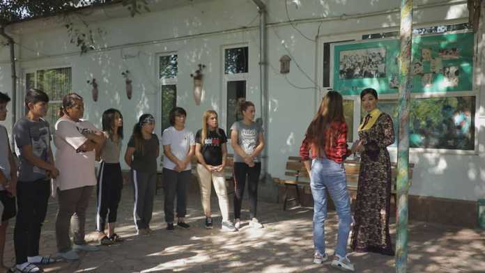 «Зирапча» кўрсатувида қизлардан бири Райҳон Уласеновага қўл кўтармоқчи бўлди!