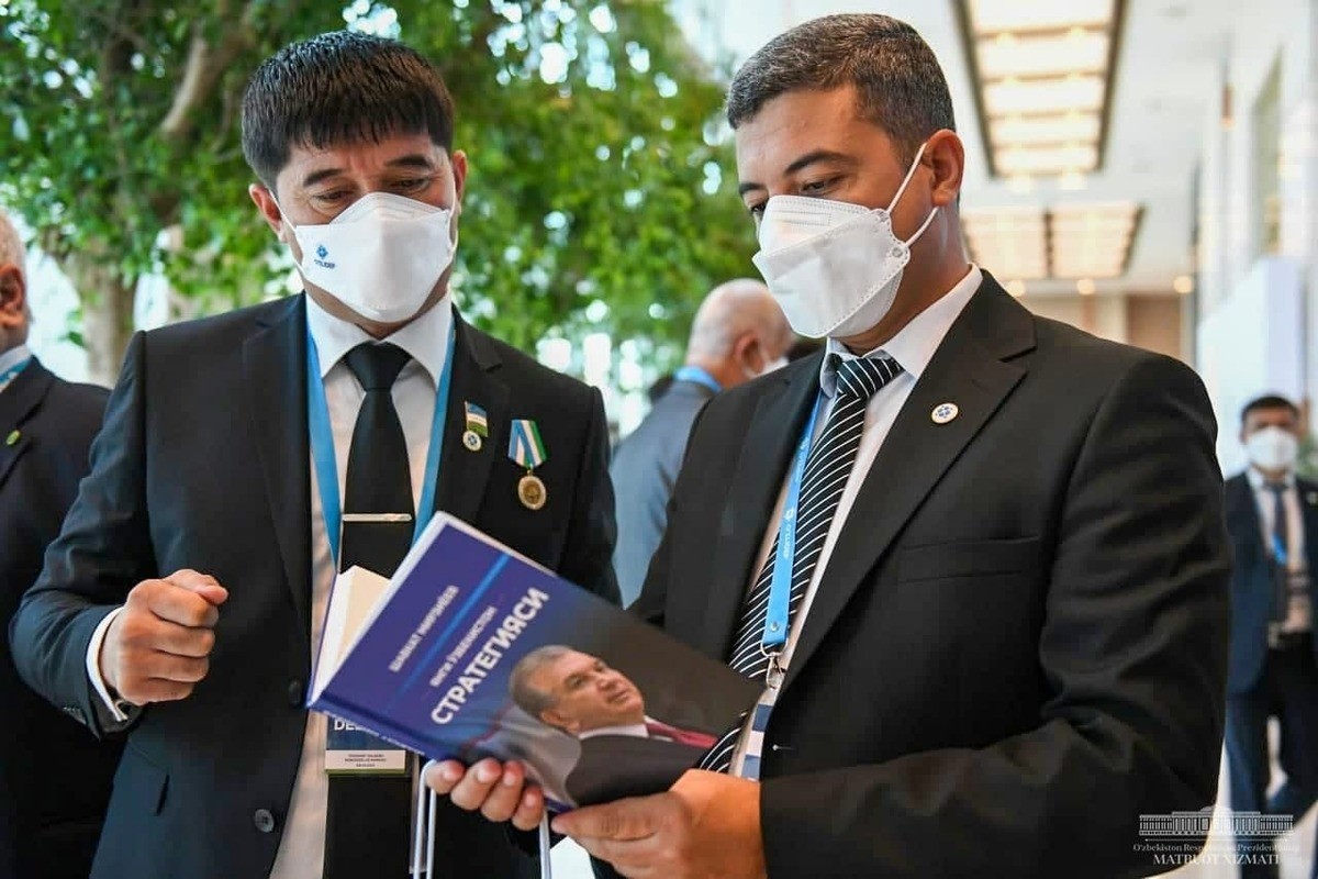 Шавкат Мирзиёев яна китоб ёзди