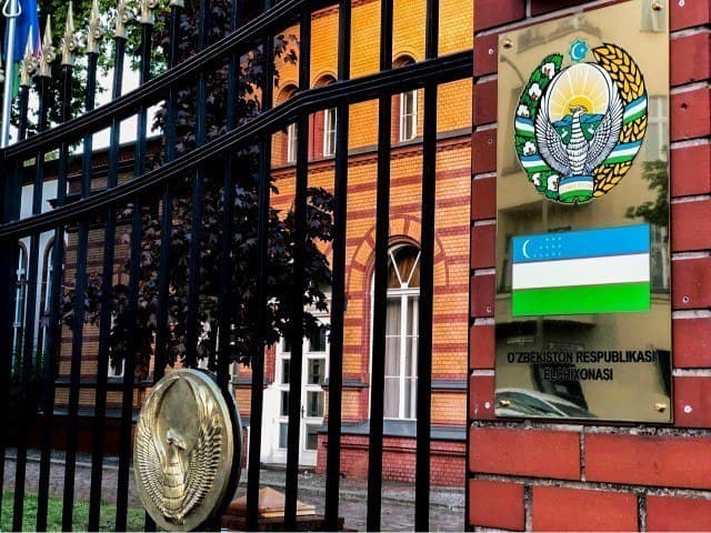 “Эвакуация режаси ишлаб чиқилмоқда”. Ўзбекистоннинг Украинадаги элчихонаси фуқароларга мурожаат билан чиқди