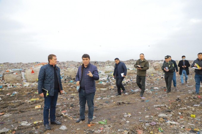 Экология қўмитасининг янги раҳбари Оҳангарон маиший чиқинди полигонидаги ҳолатни ўрганди (фото)