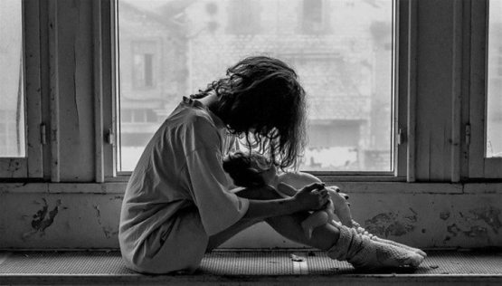 7 яшар қизини тинимсиз калтаклаб, бармоғини синдирган онага жиноий иш очилди