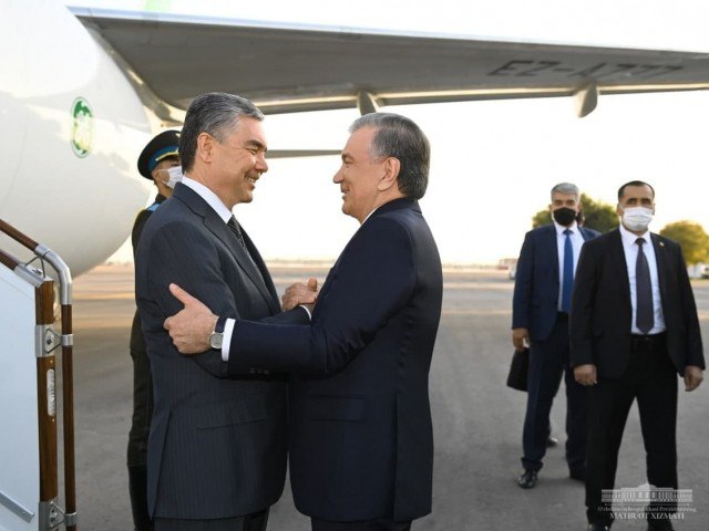 Мирзиёев ота-бола Бердимуҳамедовларни табриклади