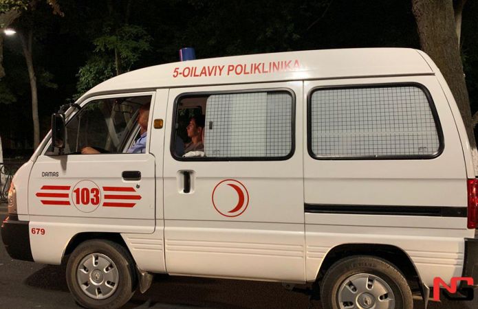 Эркак онасига ёрдам бериш учун келган тез ёрдам ходимини калтаклади