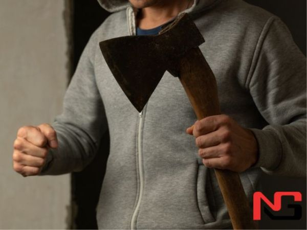 33 ёшли эркак онасини болталаб, ўзини эса ёқиб ўлдирди