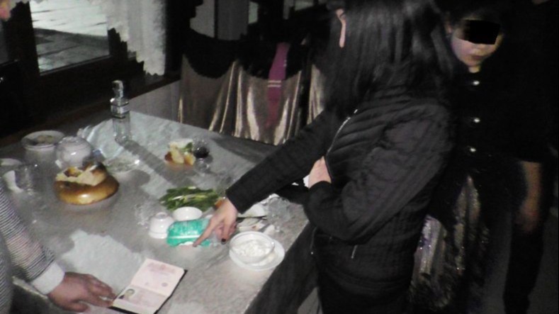 Самарқандда Таиландга фоҳишаликка қиз юбораётган аёл қўлга олинди