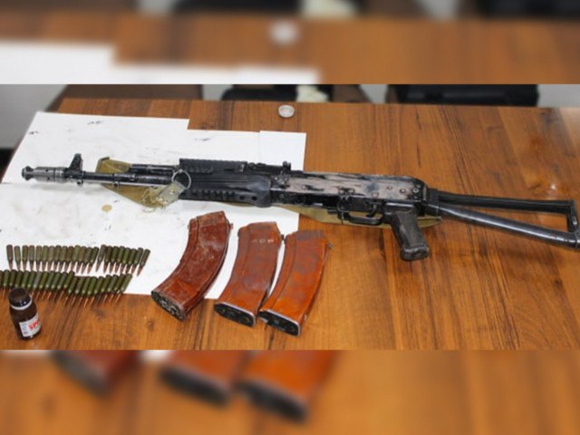 ДХХ Наманганда “Калашников” автоматини сотаётган шахсни ушлади