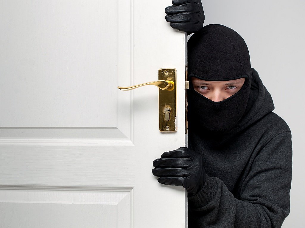 Учқўрғон туманида қоровул ишхонасидаги 15.000.000 сўмлик дарвозани ўғирлади