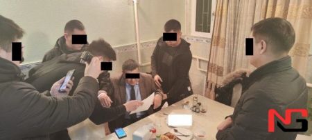 Коррупцияга қарши курашувчи ташкилот раҳбари пора билан ушланди (видео)