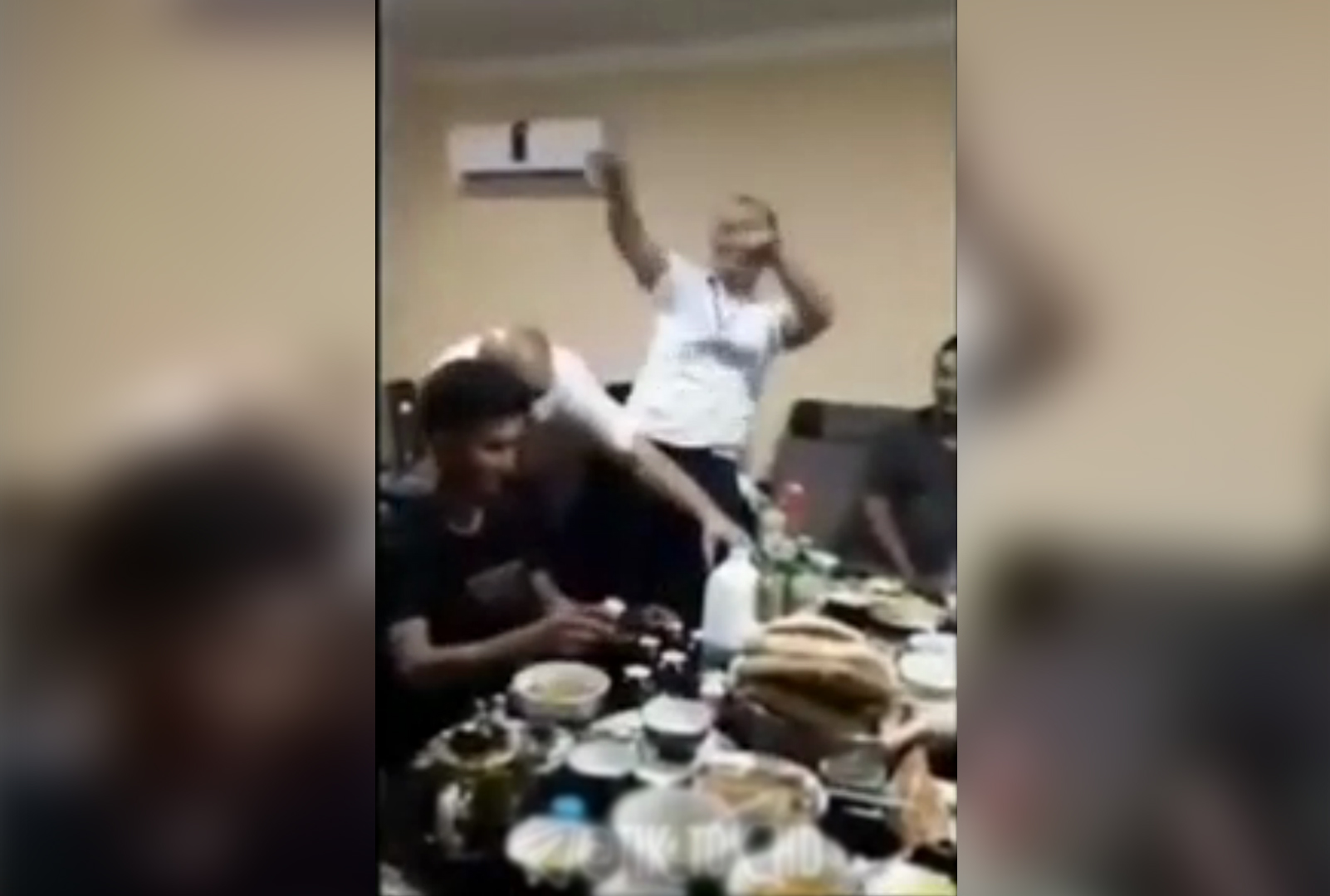 Уйчи тумани мутасаддилари карантинда зиёфатда ўтиргани акс этган видео тарқалди. Лавҳада кўринган туман ҳокими ўринбосарига «ҳайфсан» берилди