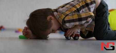 Аутизмнинг илк белгилари: ота-оналар нималарни билиши керак?