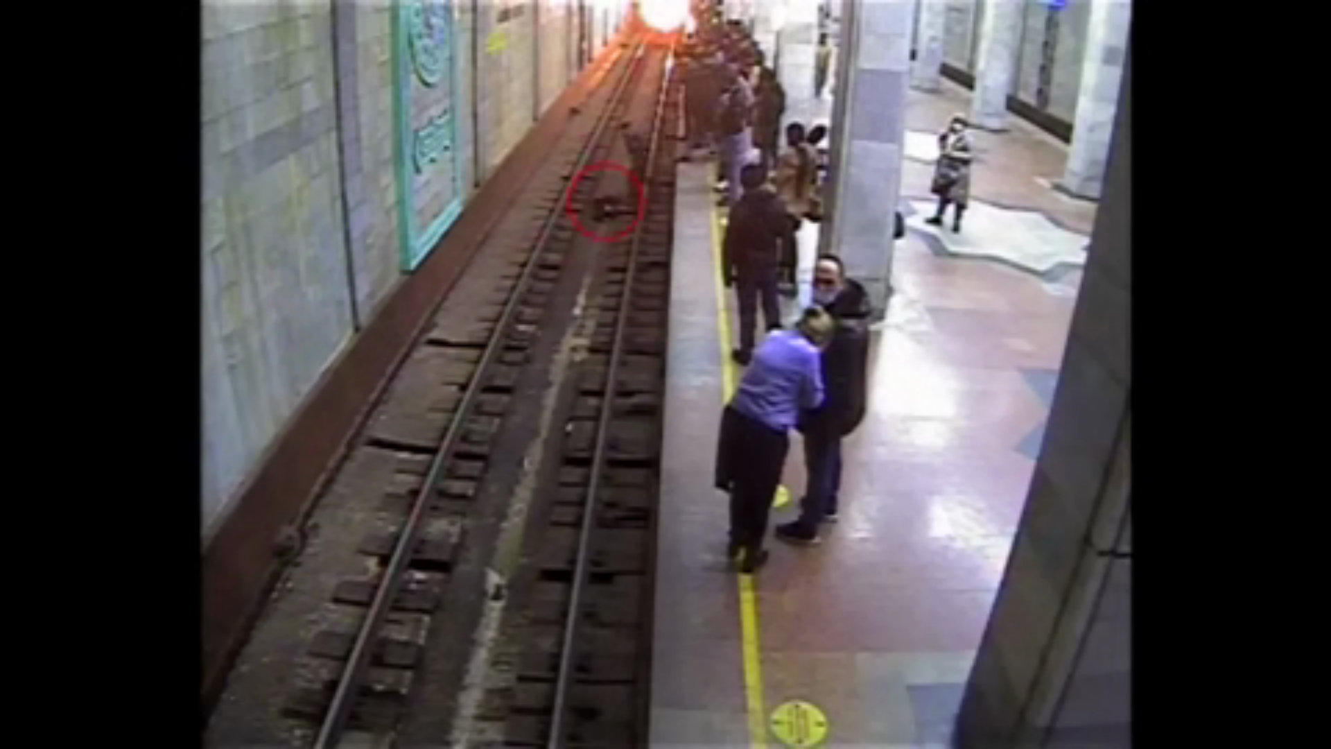 ИИВ Тошкентда метросига ўзини ташлаган маст аёл воқеаси юзасидан изоҳ берди