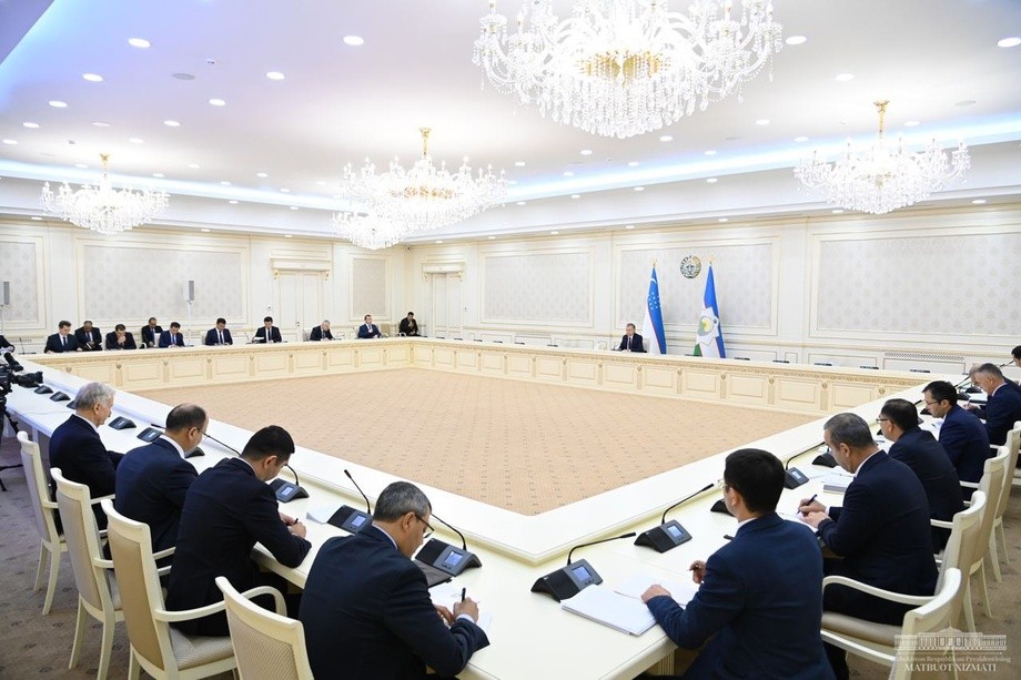 Шавкат Мирзиёев бензин ва авторақамлар ҳақида гапирди