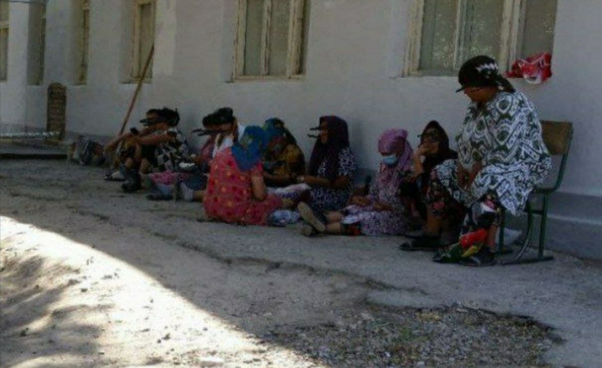 Мактабда ўқитувчиларни мажбуран ишлатган директор жазоланди