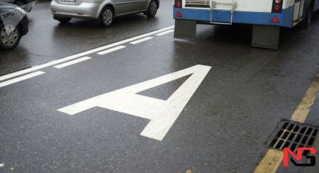Қайси турдаги машиналар автобуслар йўлакчасида ҳаракатланиши мумкин бўлади?