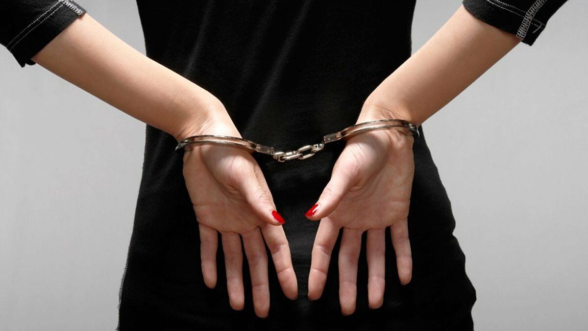 Наманганда бозор яқинидаги автомашинадан буюм ва пулларни ўғирлаган қизлар қўлга олинди