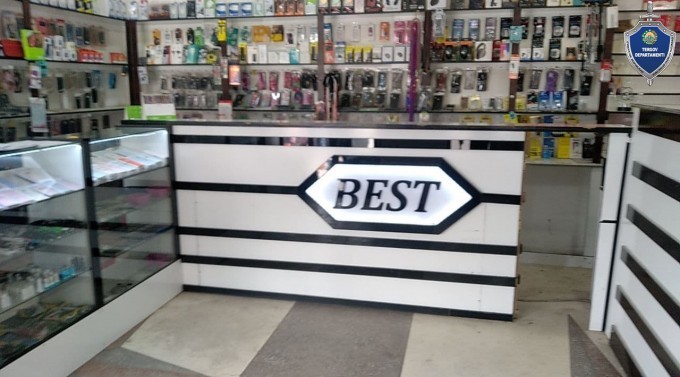 Наманганда дўконнинг собиқ ишчиси у ердан жами қиймати қарийб 12 минг долларга тенг бўлган телефонларни ўғирлаб кетди