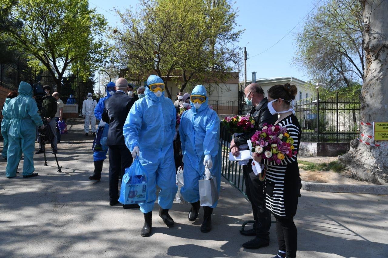 ФОТОРЕПОРТАЖ: Коронавирусдан тузалган 7 нафар ҳамюртимиз кузатиб қўйилмоқда