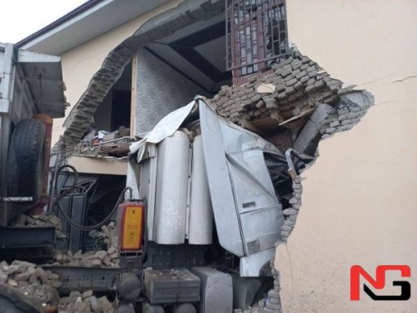 Фарғонада "HOWO" юк машинаси уйлардан бирига бориб урилди