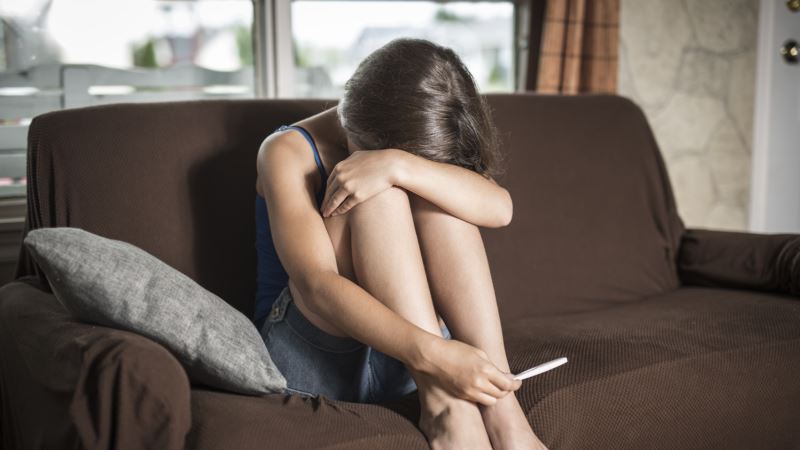 Душанбеда 12 яшар қизни зўрлаган собиқ судья устидан суд бошланди