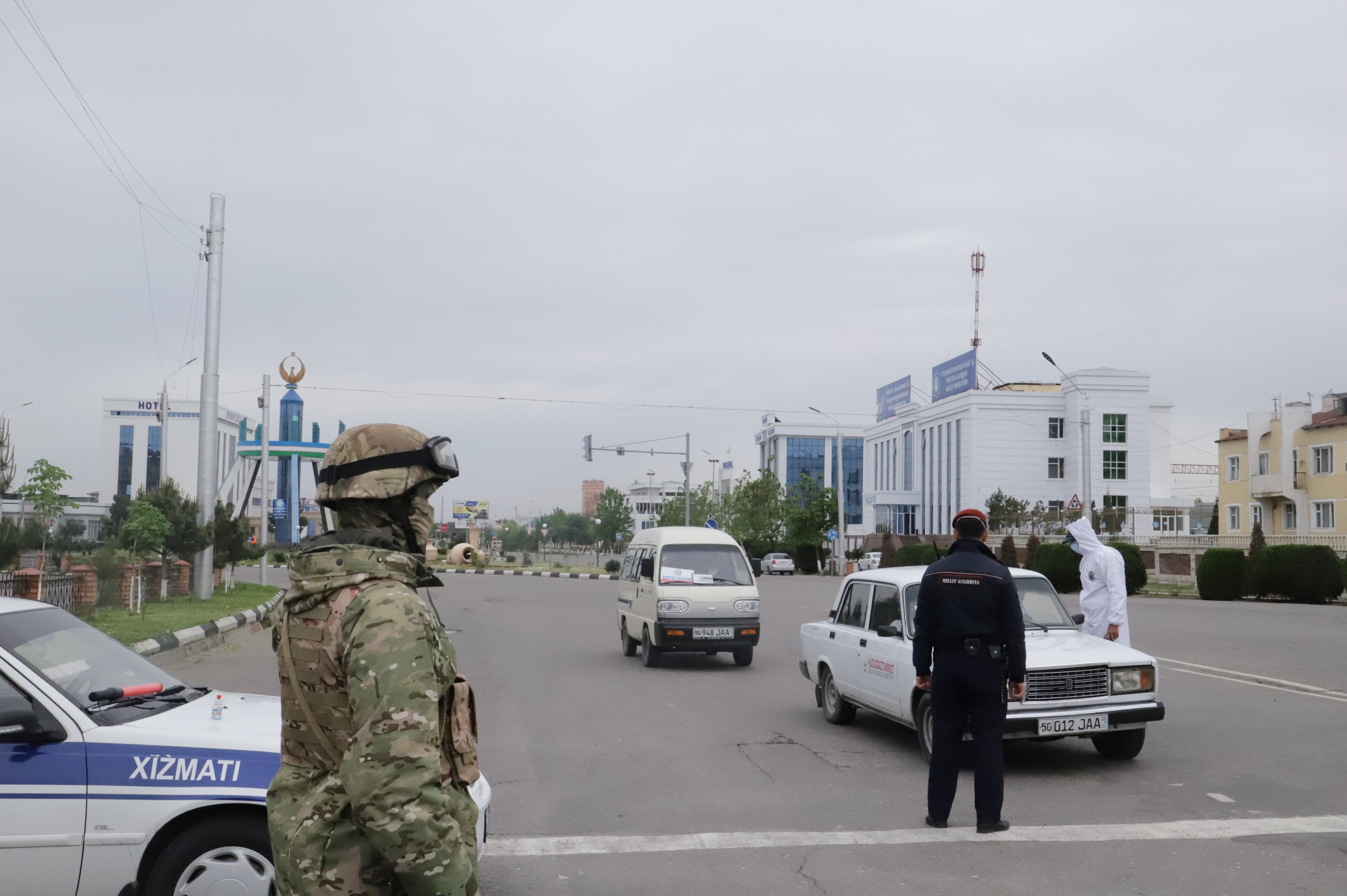 Коронавирус хавфи: Постларда нега қуролланган ҳарбийлар турибди?